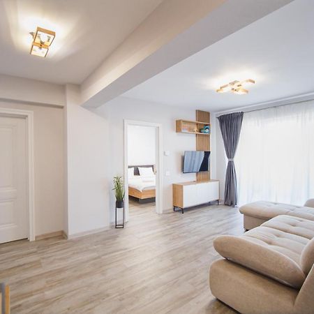 Creamy Wood Haven Appartement Oradea Buitenkant foto