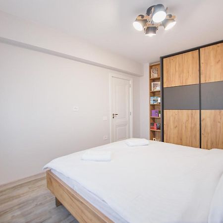 Creamy Wood Haven Appartement Oradea Buitenkant foto