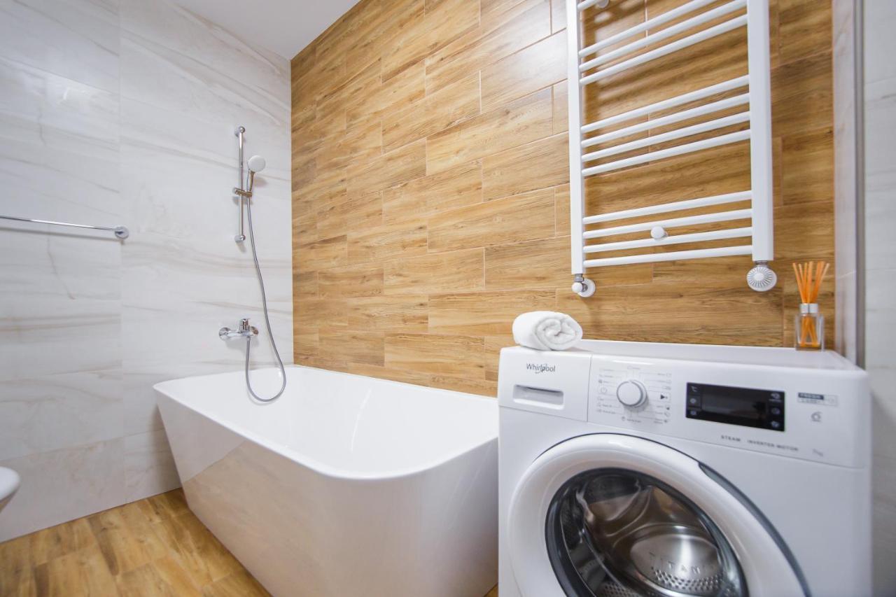 Creamy Wood Haven Appartement Oradea Buitenkant foto