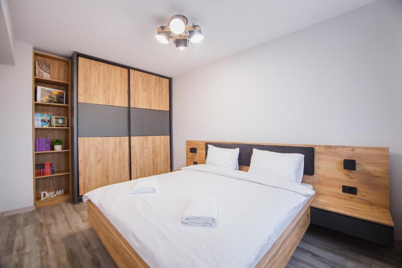 Creamy Wood Haven Appartement Oradea Buitenkant foto