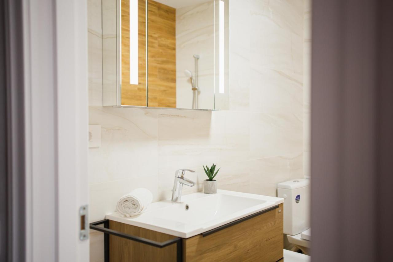 Creamy Wood Haven Appartement Oradea Buitenkant foto