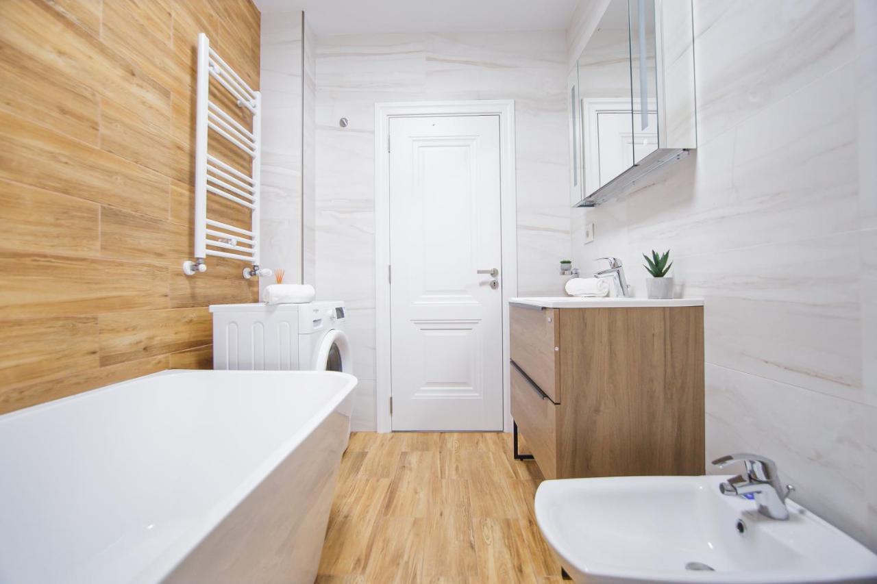 Creamy Wood Haven Appartement Oradea Buitenkant foto