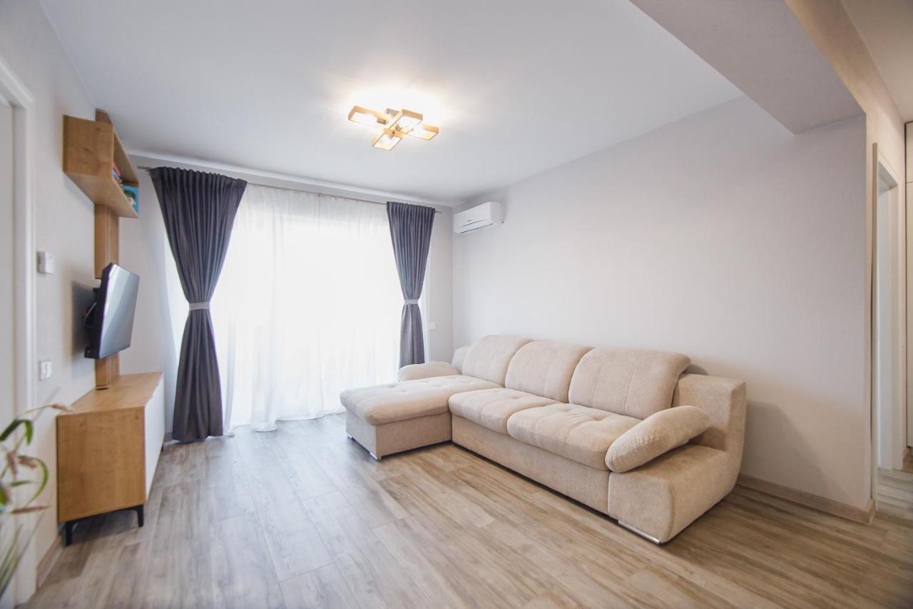 Creamy Wood Haven Appartement Oradea Buitenkant foto