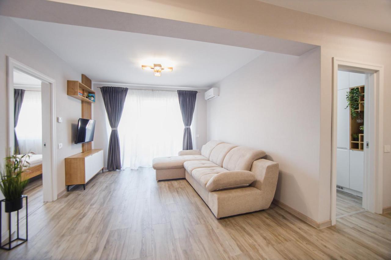 Creamy Wood Haven Appartement Oradea Buitenkant foto