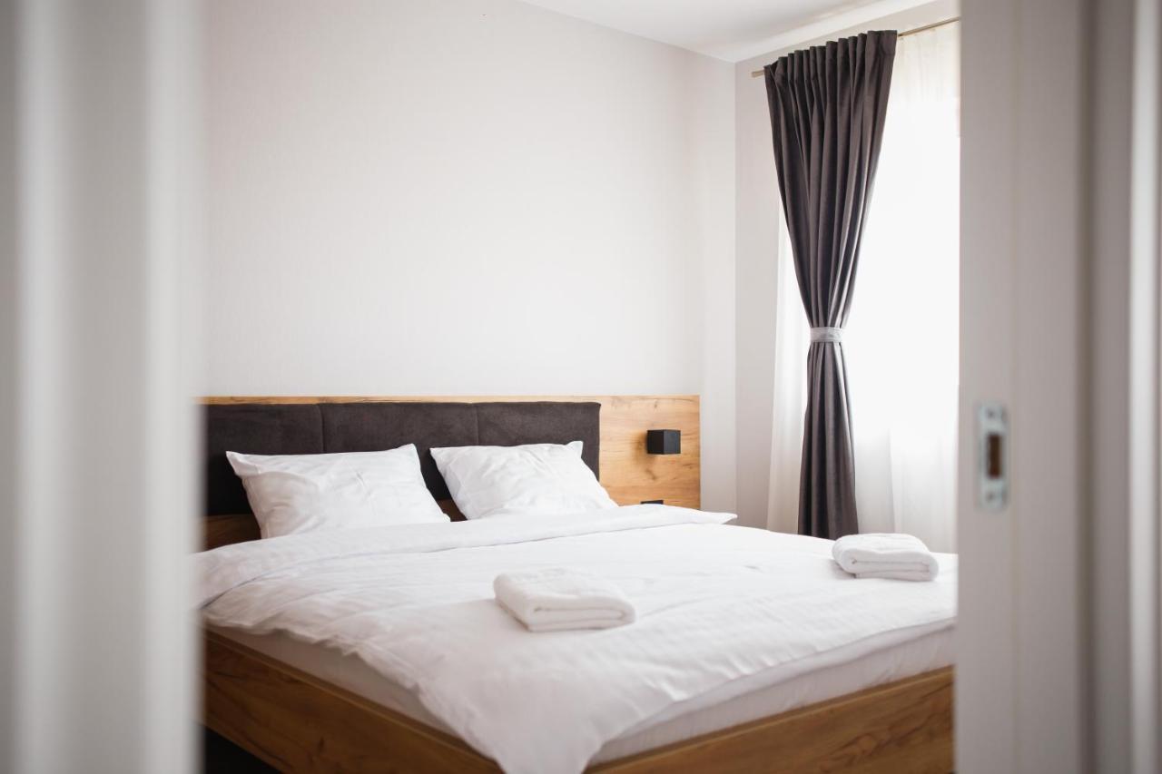 Creamy Wood Haven Appartement Oradea Buitenkant foto