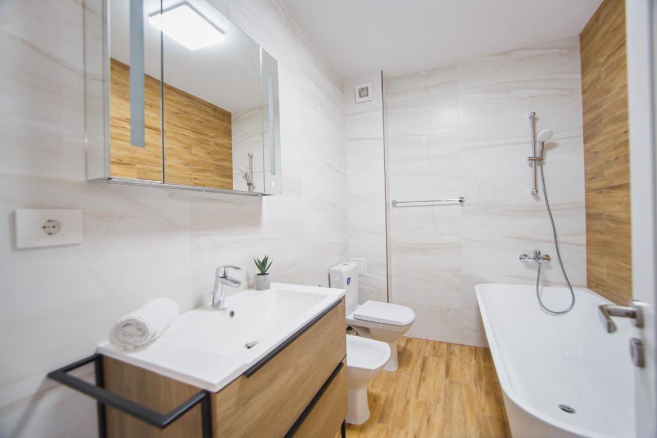 Creamy Wood Haven Appartement Oradea Buitenkant foto