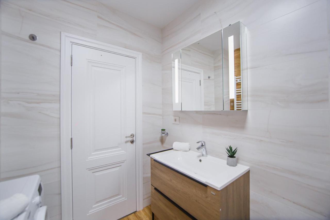 Creamy Wood Haven Appartement Oradea Buitenkant foto